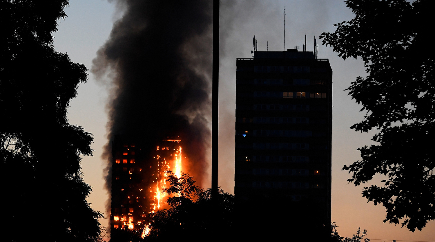 Пожар полностью охватил 27-этажную жилую башню в Лондоне