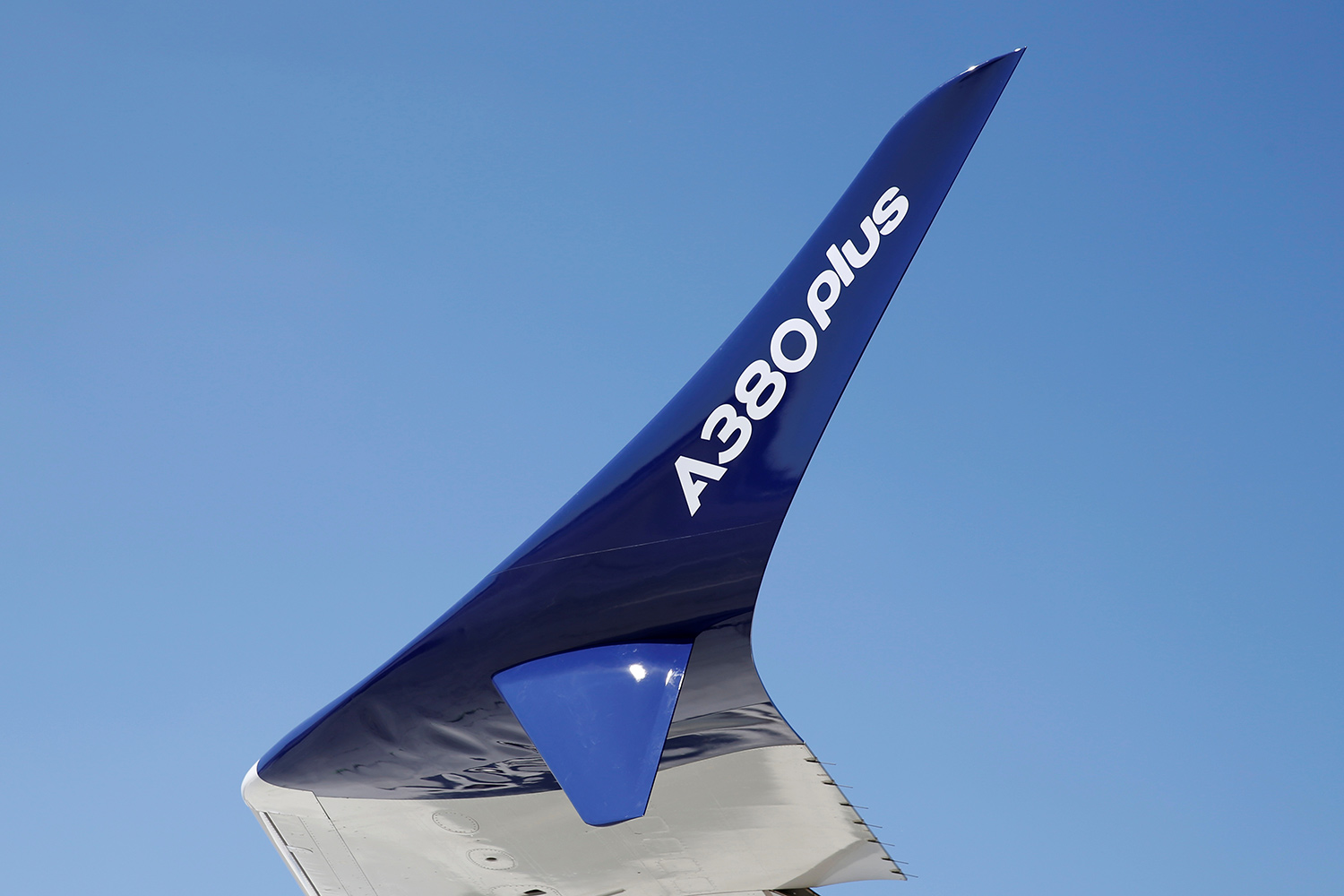 Новая экономичная конструкция расширения крыла на обновленной версии Airbus A380 в преддверии 52-го авиасалона в Ле-Бурже под Парижем, Франция