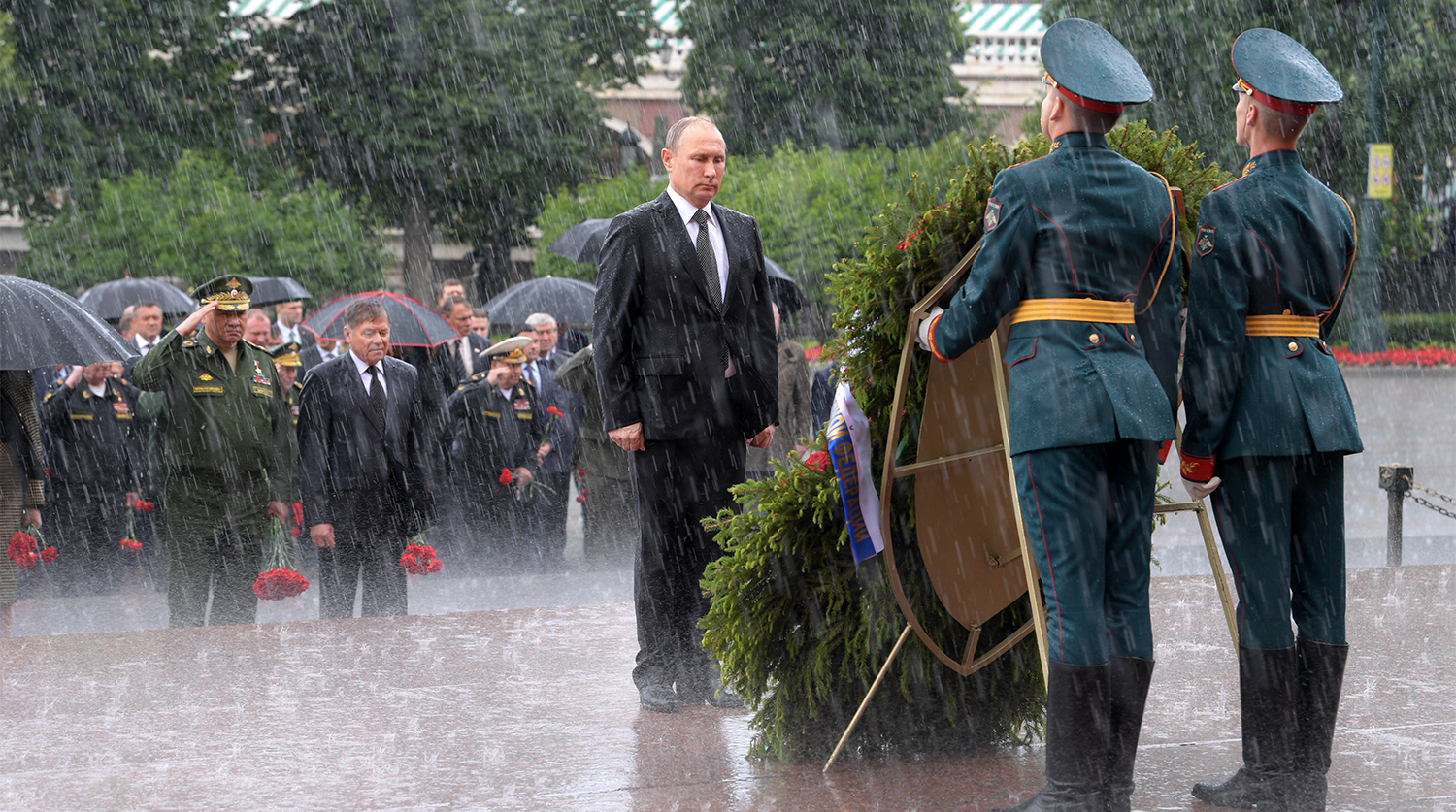 Президент России Владимир Путин во время церемонии возложения венков к Могиле Неизвестного Солдата у стен Кремля в День памяти и скорби, 22 июня 2017 года