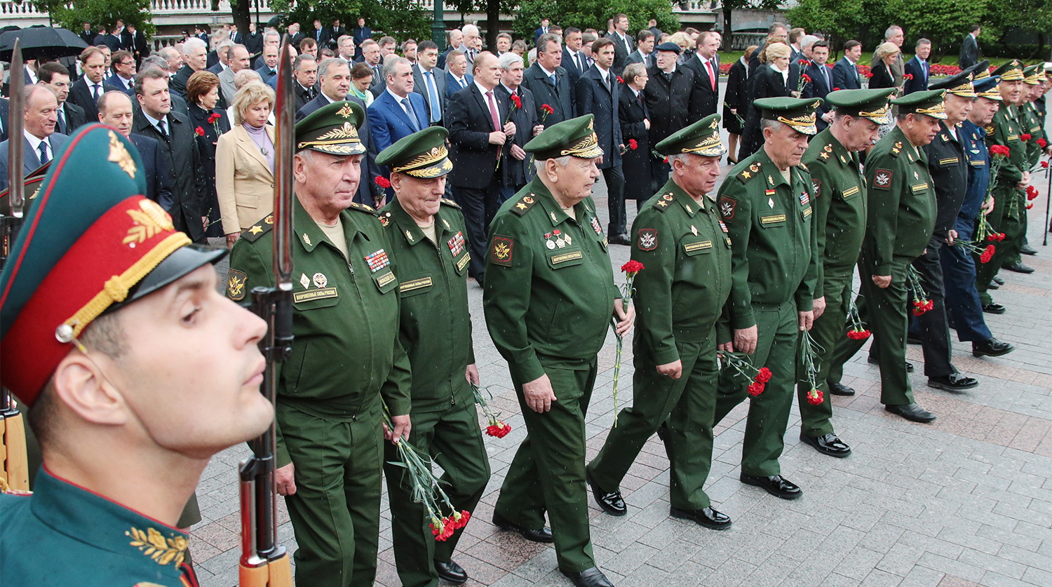 Во время церемонии возложения венков к Могиле Неизвестного Солдата у стен Кремля в День памяти и скорби, 22 июня 2017 года