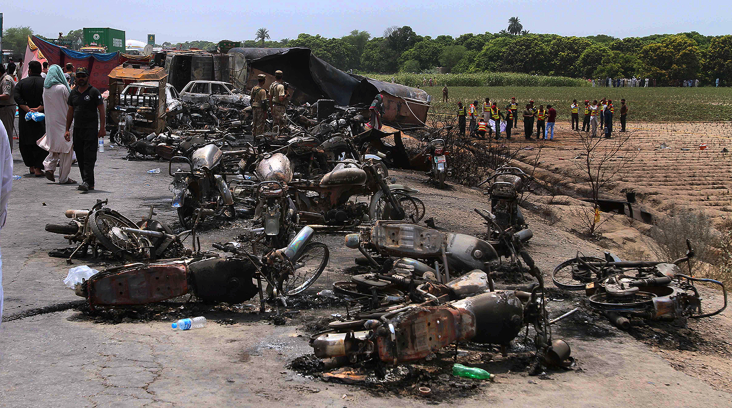 Более 140 человек погибли при взрыве бензовоза в Пакистане