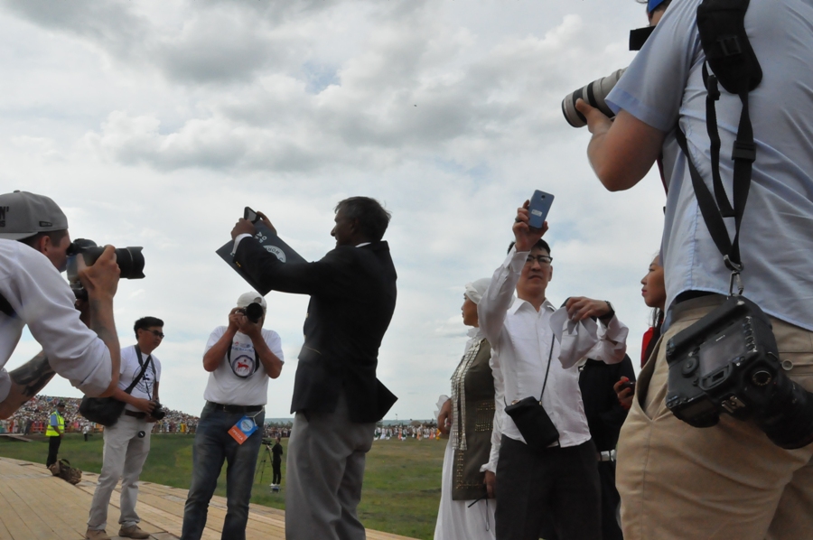 Правин Пател фиксирует на камеру трибуны, заполненные  участниками Рекорда, в это время окружающие фотографы снимают самого Правина Патела