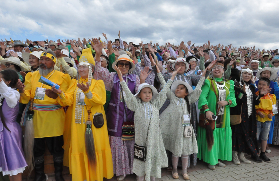 Во время обряда благословения алгыс все присутствующие на  трибунах как один поднимают руки, взывая к Высшим божествам Айыы