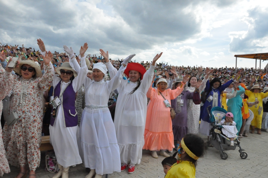 Во время обряда благословения алгыс участники Рекорда поднимают руки, взывая к Высшим божествам Айыы