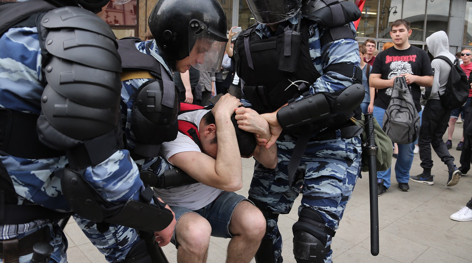 Задержание участника несанкционированного митинга на Тверской улице в Москве