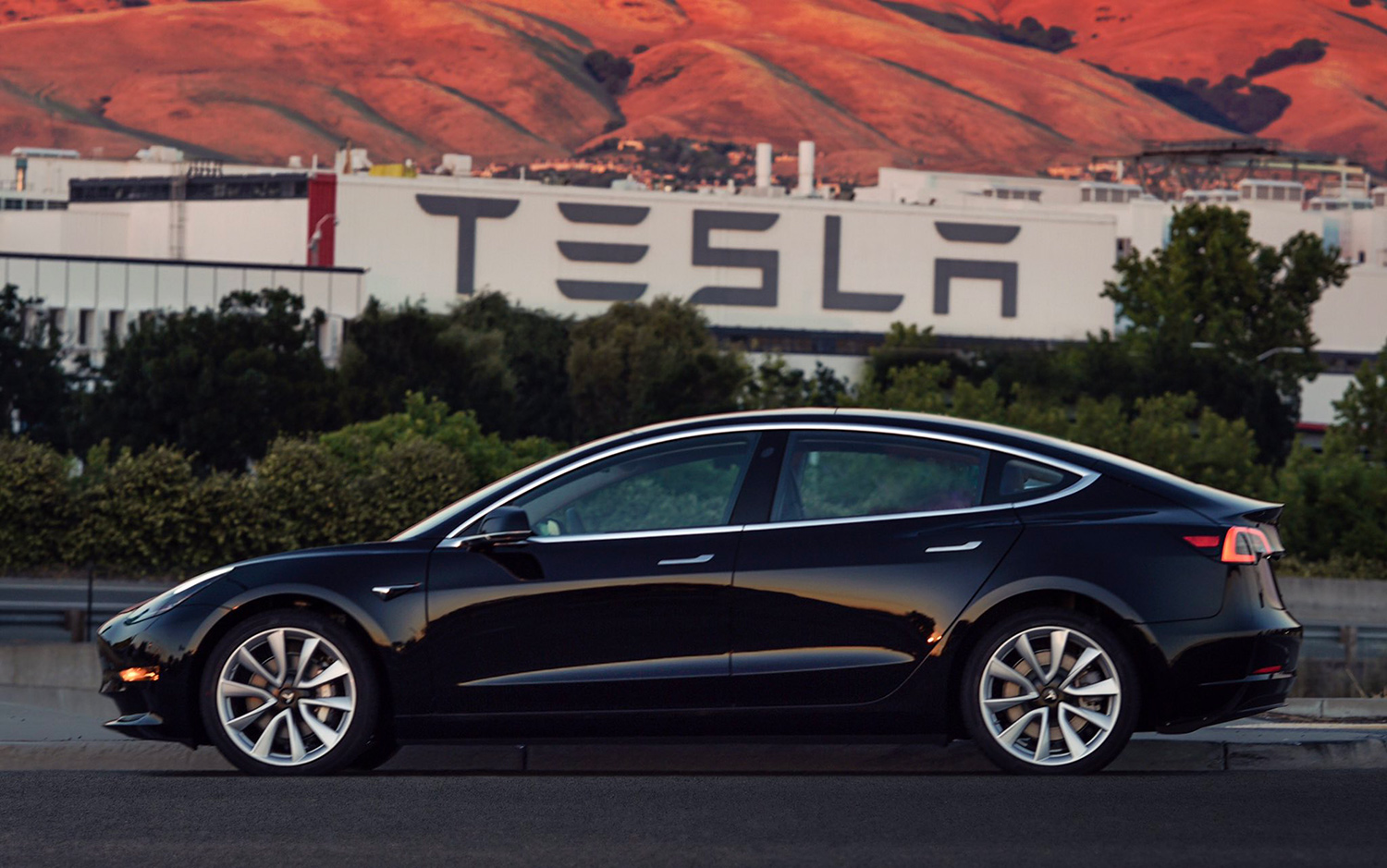 Илон Маск опубликовал фото первой Tesla Model 3