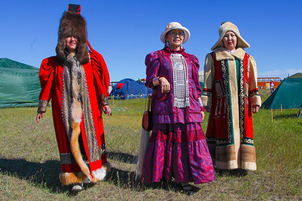 Largest gathering of people wearing traditional Yakut clothing Russian women tcm25 480375