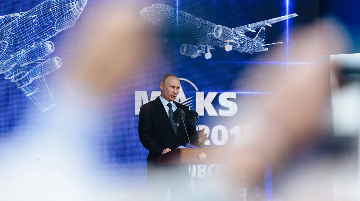 Президент России Владимир Путин во время посещения авиасалона МАКС-2017 в подмосковном Жуковском, 18 июля 2017 года