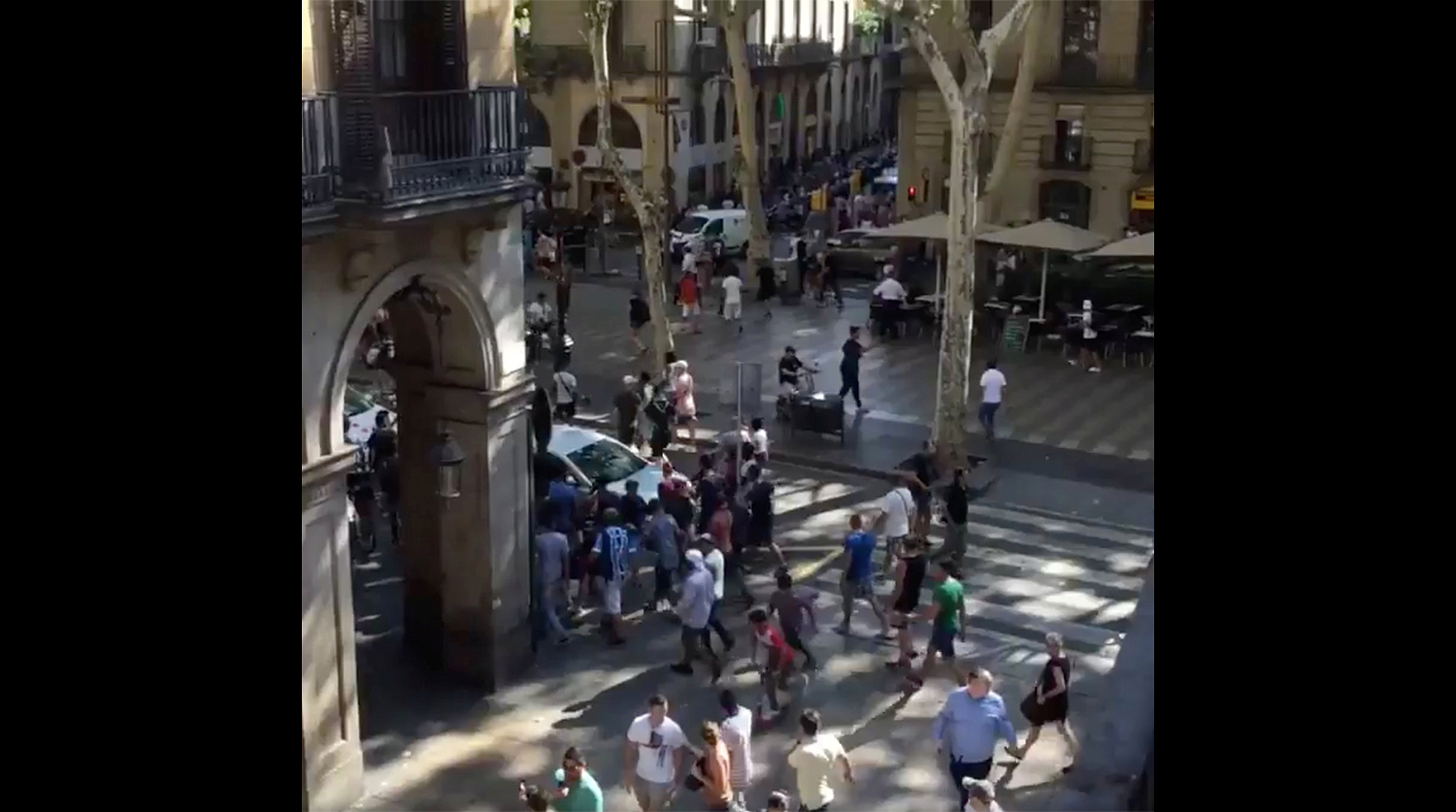 Скриншот из видео, снятого вскоре после наезда фургона на пешеходов в центре Барселоны, 17 августа 2017 года
