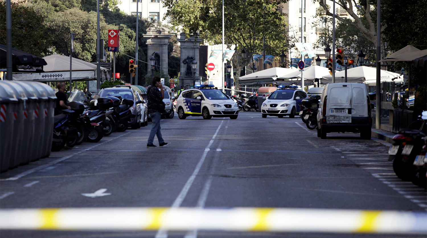 Полицейское оцепление рядом с местом наезда фургона на пешеходов в центре Барселоны, 17 августа 2017 года