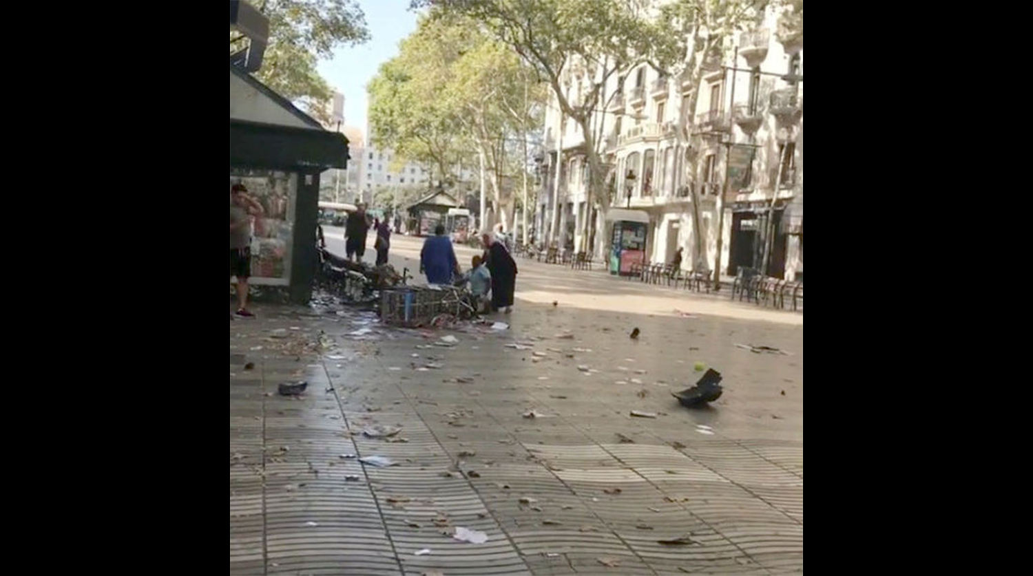 Скриншот из видео, снятого вскоре после наезда фургона на пешеходов в центре Барселоны, 17 августа 2017 года