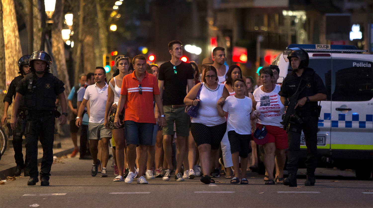 Эвакуация после наезда фургона на пешеходов в центре Барселоны, 17 августа 2017 года