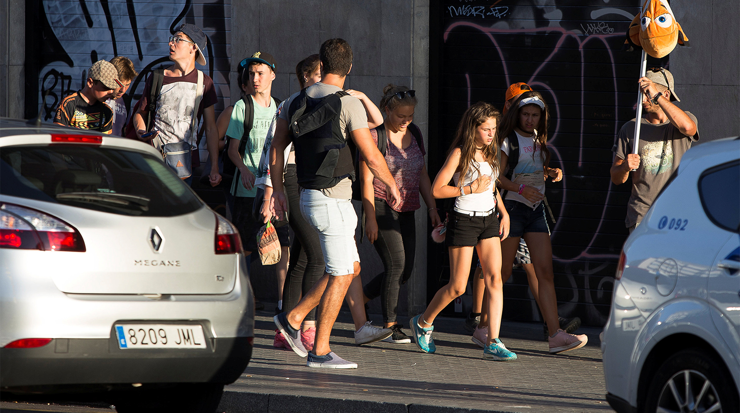 Эвакуация после наезда фургона на пешеходов в центре Барселоны, 17 августа 2017 года
