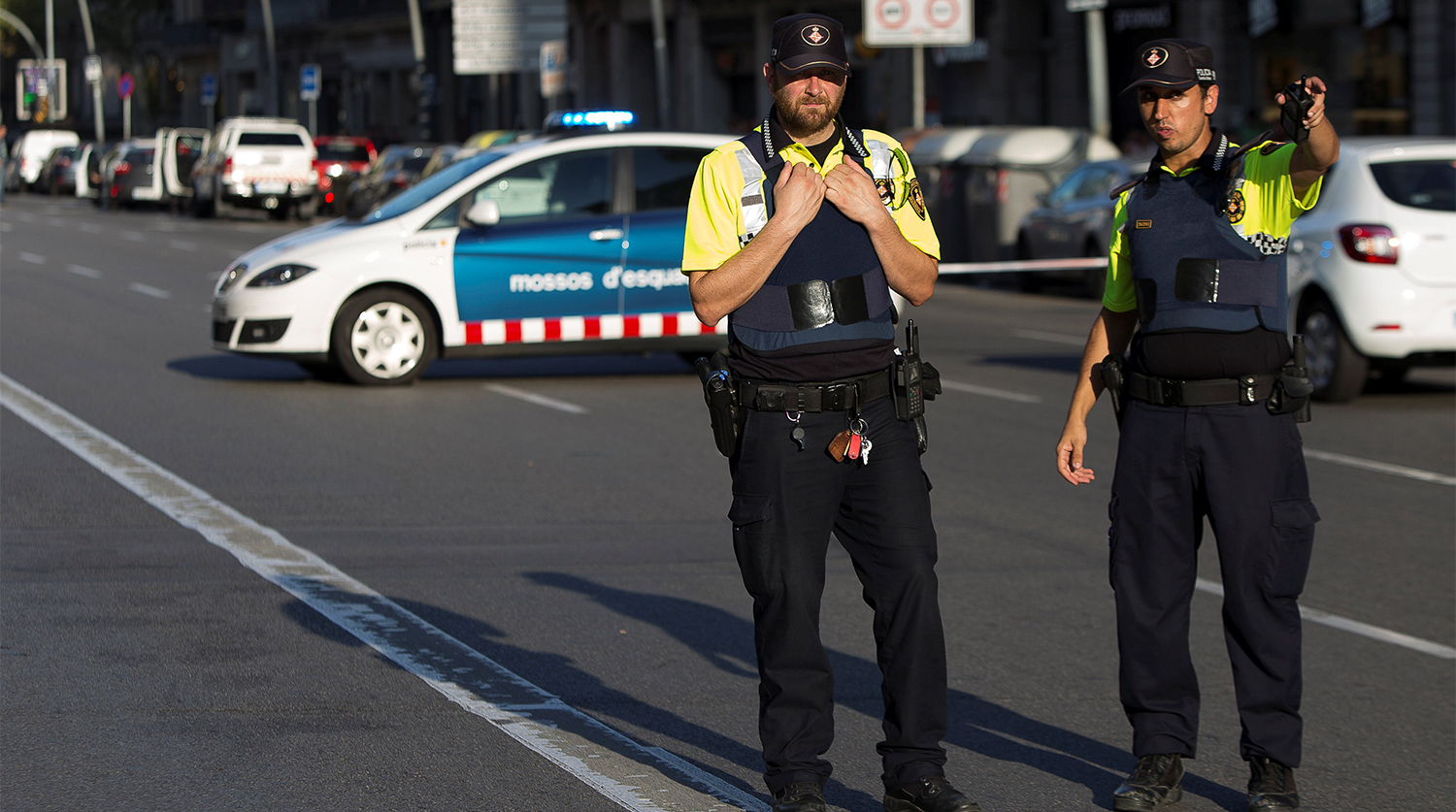 Полицейское оцепление рядом с местом наезда фургона на пешеходов в центре Барселоны, 17 августа 2017 года
