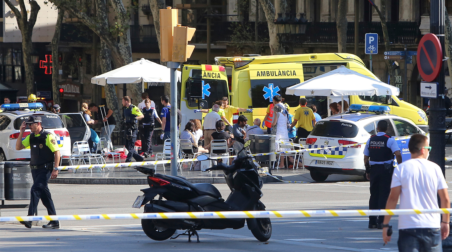 Экстренные службы на месте наезда фургона на пешеходов в центре Барселоны, 17 августа 2017 года