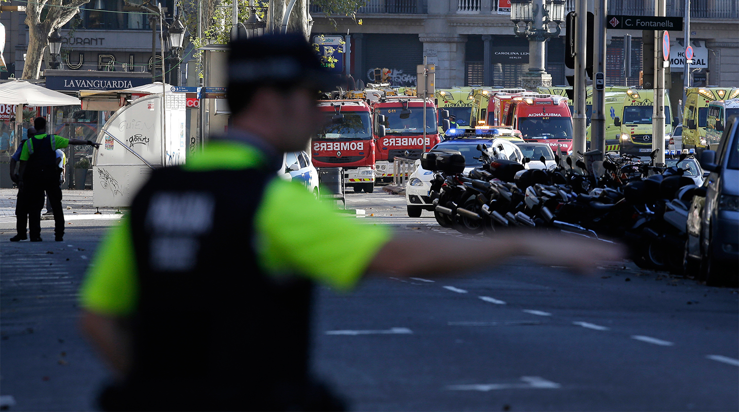 Полицейское оцепление рядом с местом наезда фургона на пешеходов в центре Барселоны, 17 августа 2017 года
