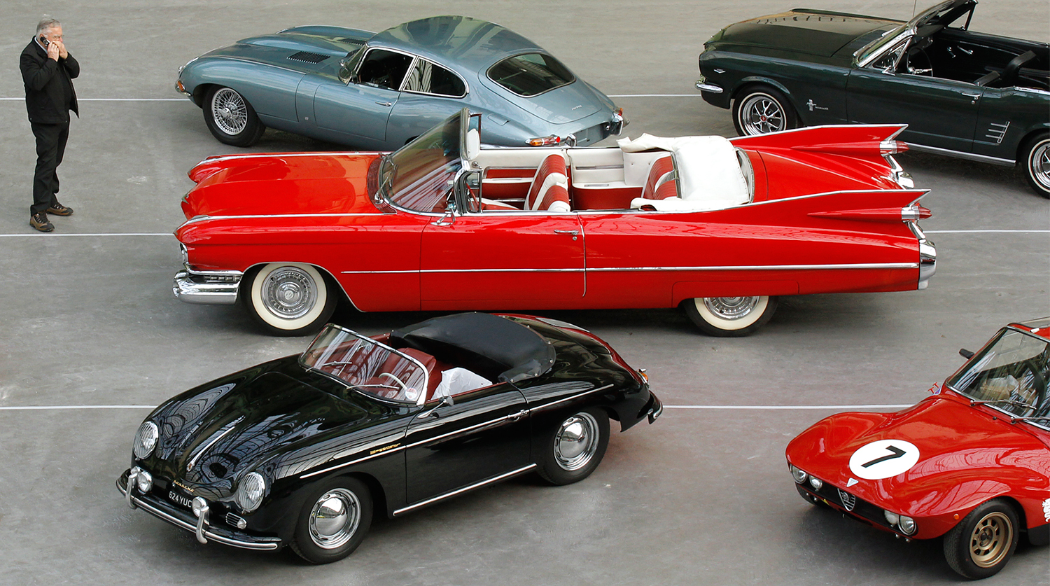 Кабриолет Cadillac Series 62 1959 года рядом со спорткарами Porsche и Jaguar и пони-каром Ford Mustang