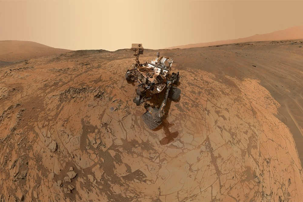 Марсоход Curiosity космического агентства NASA периодически присылает селфи с Марса. Автопортрет на Марсе в районе горы Шарп