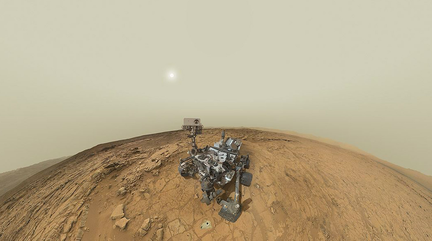 Марсоход Curiosity представляет собой автономную химическую лабораторию в несколько раз больше и тяжелее предыдущих марсоходов — Spirit и Opportunity
