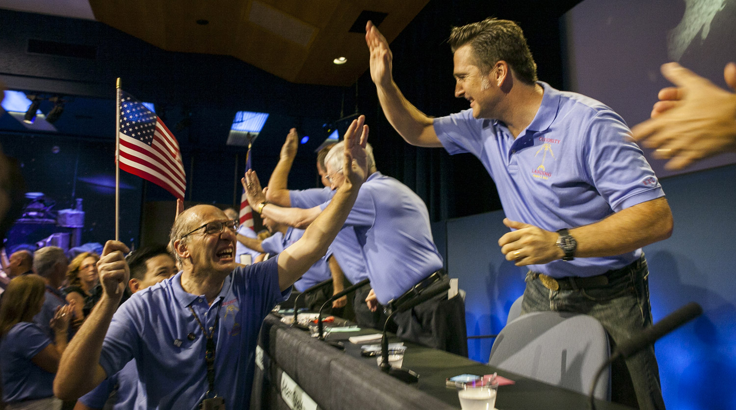 6 августа 2012 года. Сотрудники NASA радуются успешной посадке Curiosity на поверхность Марса