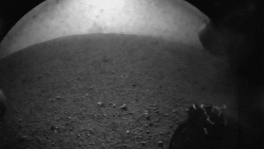 Одно из первых изображений, переданных марсоходом Curiosity
