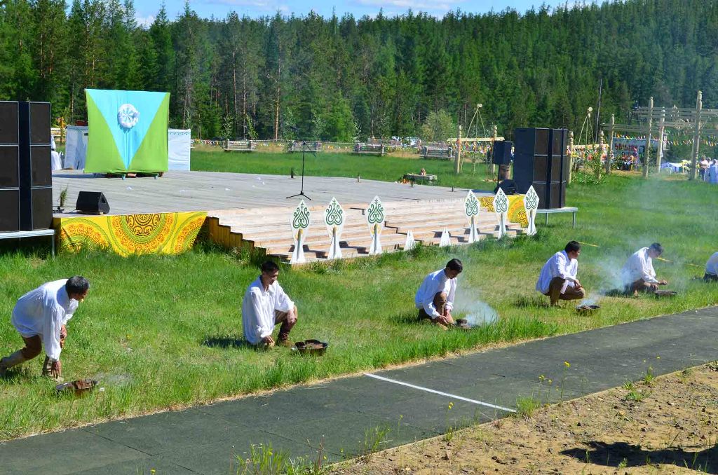 Процесс очищения ароматным дымом от злых духов