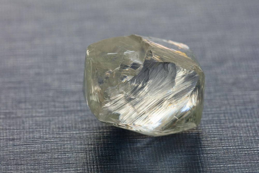 Найти алмаз среди. Севералмаз Алмазы. Добывают Алмазы АЛРОСА. Алмаз 1758 карат. Алмаз Беломорье.