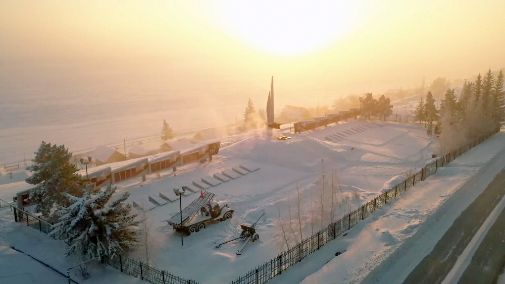 Покровск якутия. Покровск Якутск. Стелла Покровск Якутия. Презентация город Покровск Якутия. Покровск Якутия города Якутии зимой.