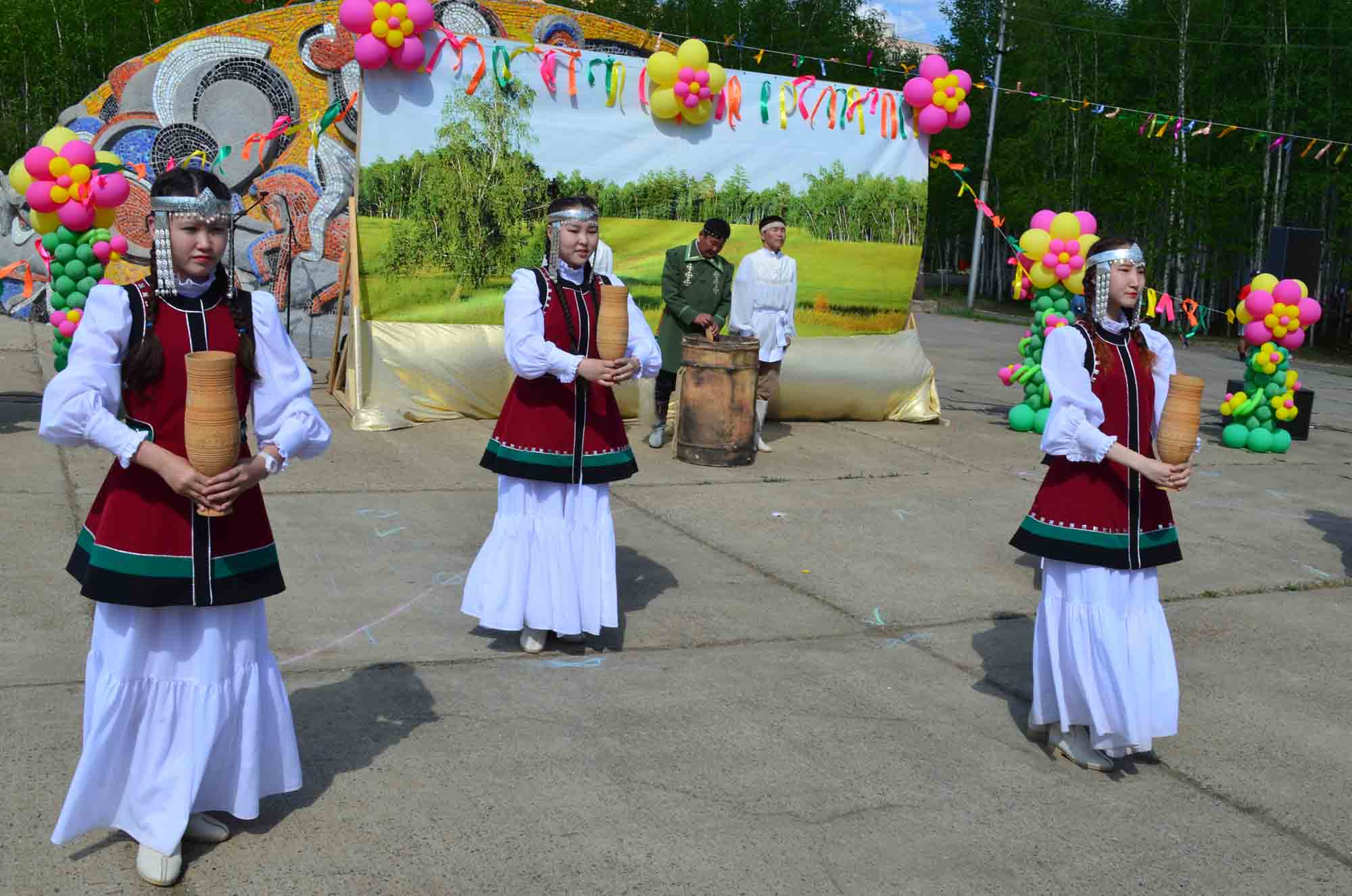 Детский ысыах в Мирном во всей красе