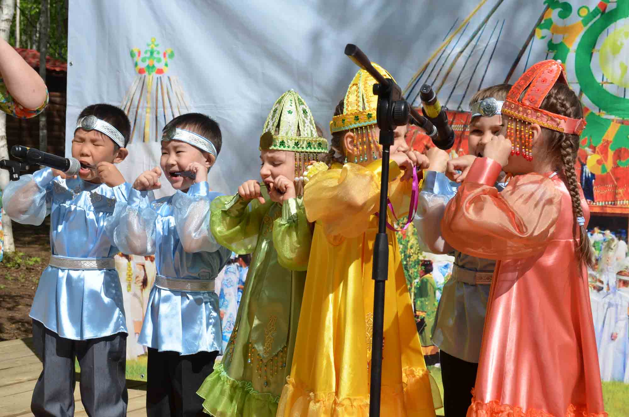 Малыши детского сада Теремок играют на хомусе